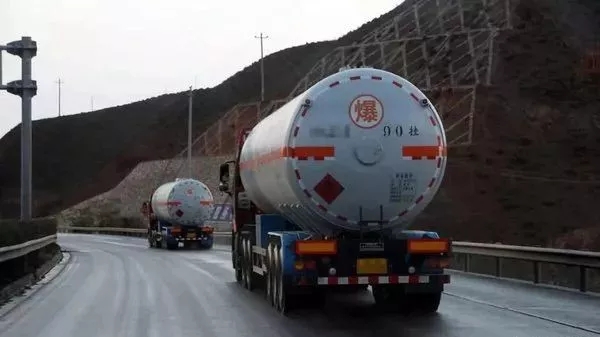 運費翻倍暴漲！四大運輸新規(guī)正式實施，貨車上高速成“奢侈品”？